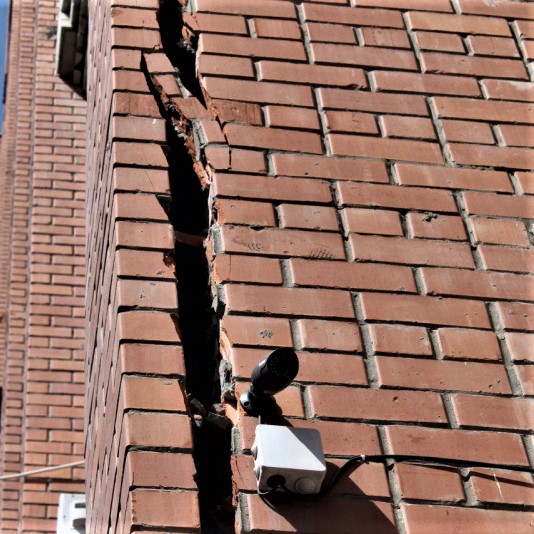 Трещина из-за нарушения технологии кладки стен здания